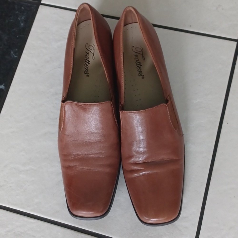 Trotters Jenn Leather Loafers in Brown